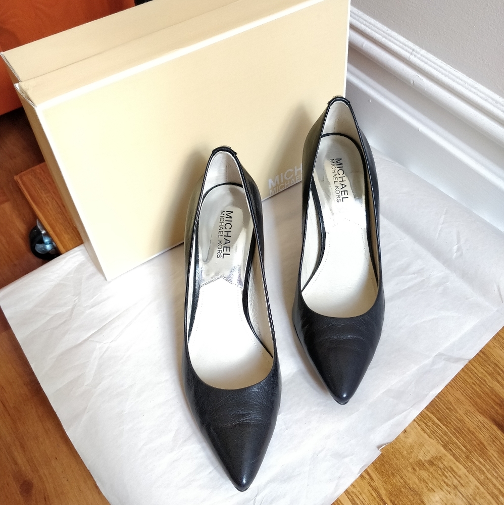 Michael Kors sz 7. 5, black leather stiletto heels
